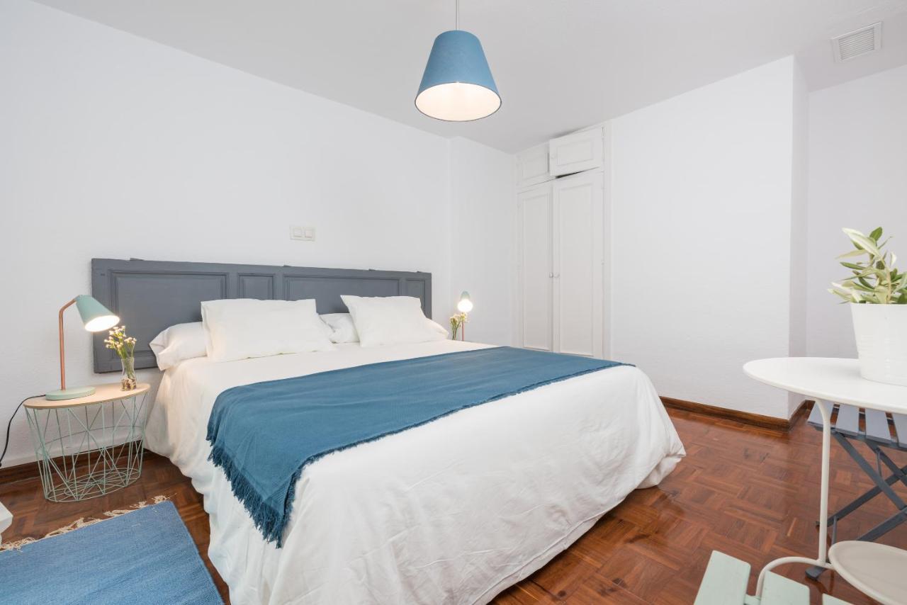 Apartamentos Paseo De La Farola Малага Экстерьер фото