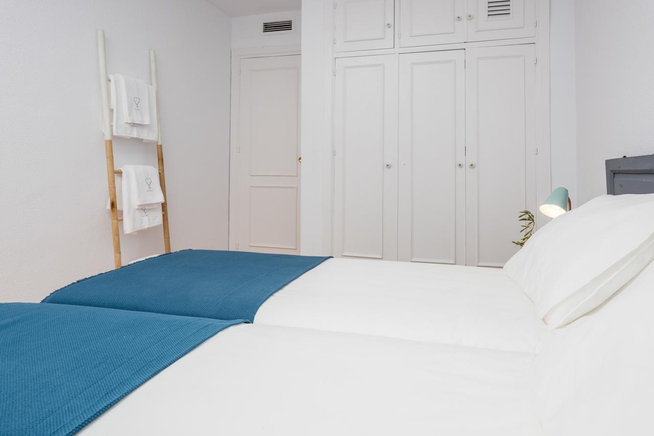 Apartamentos Paseo De La Farola Малага Экстерьер фото