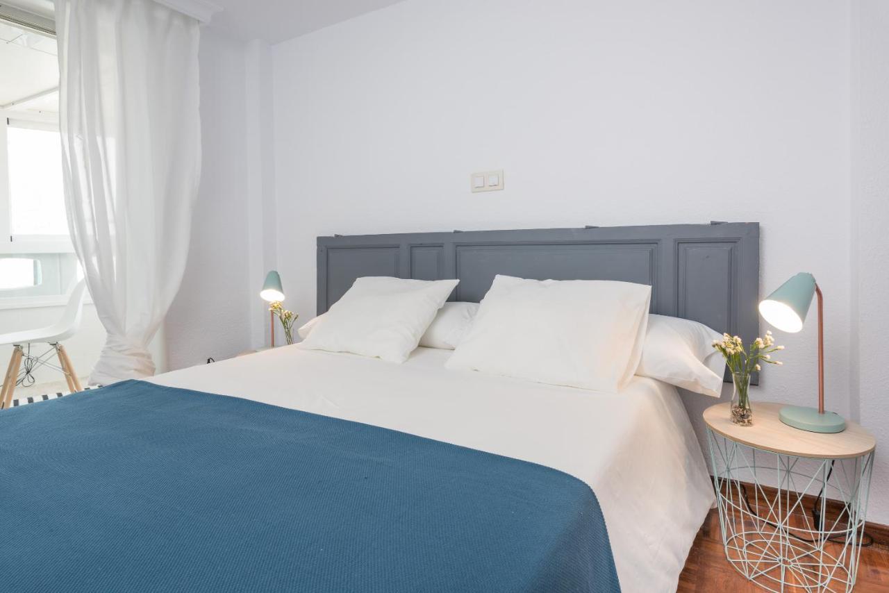 Apartamentos Paseo De La Farola Малага Экстерьер фото