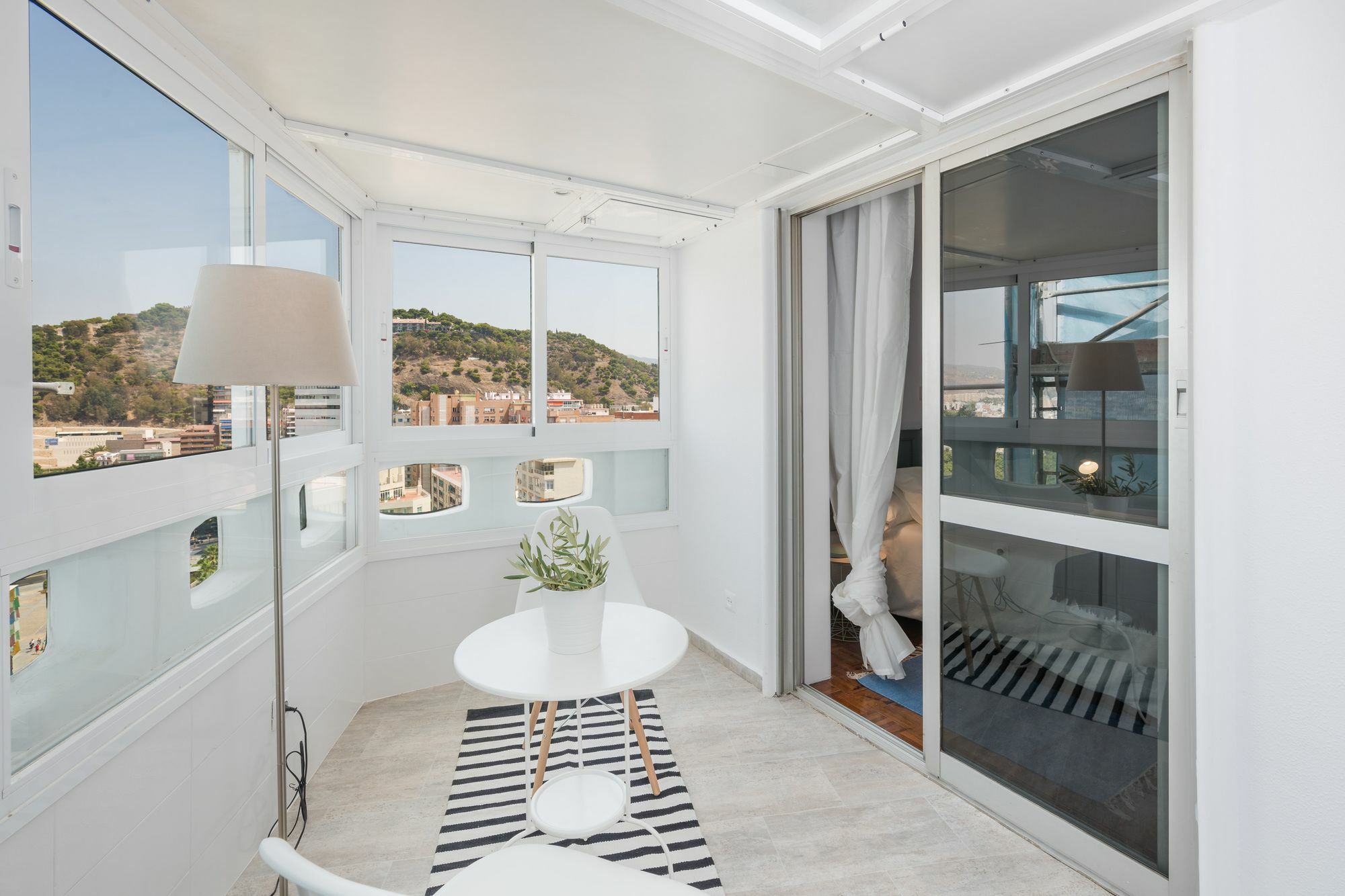 Apartamentos Paseo De La Farola Малага Экстерьер фото