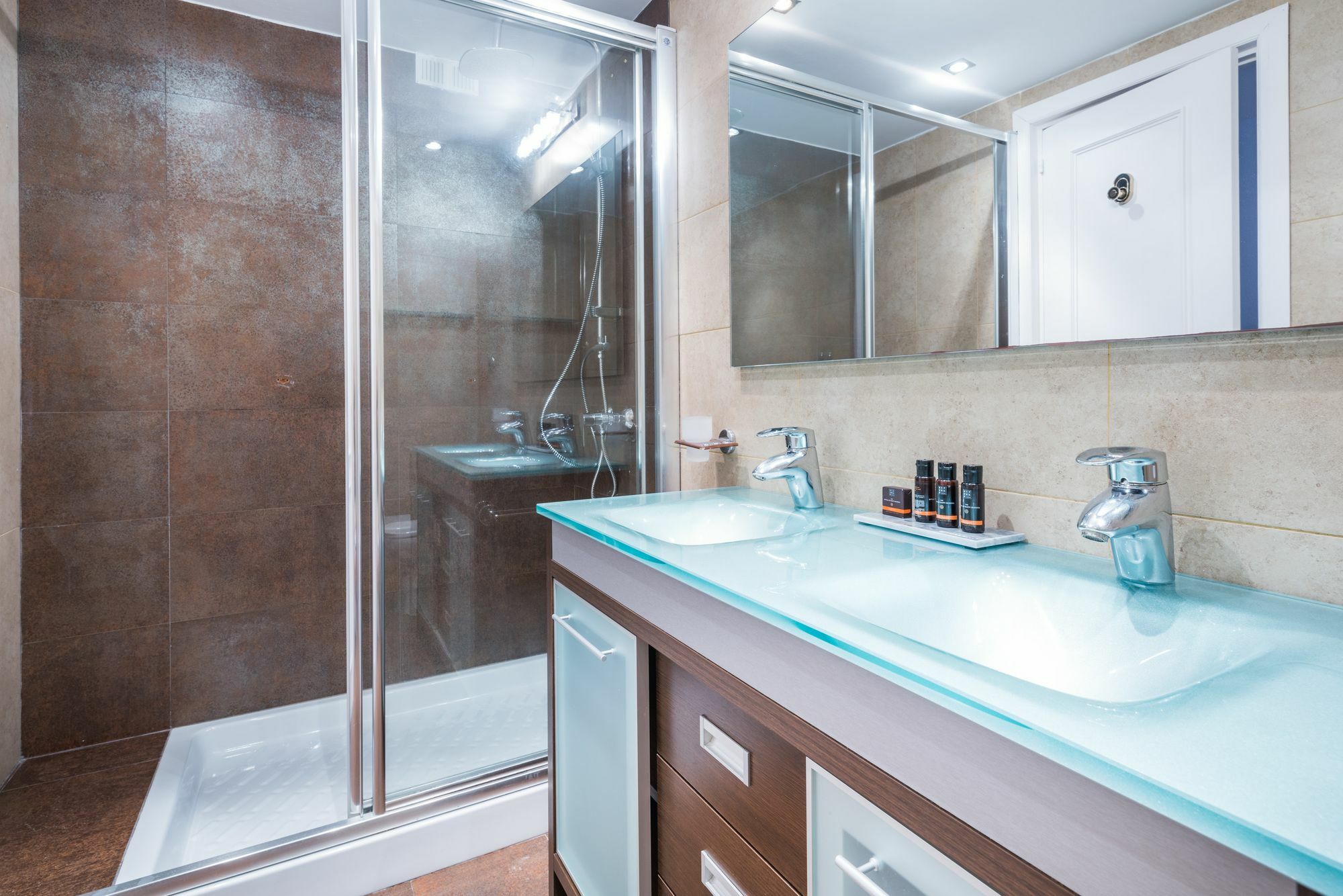 Apartamentos Paseo De La Farola Малага Экстерьер фото